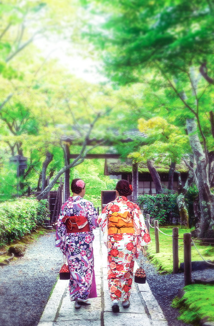 着物を着た女性が街を歩く写真